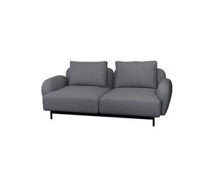 Mørkegrå to-personers sofa med lave, afrundede armlæn, minimalistisk design og slanke ben.